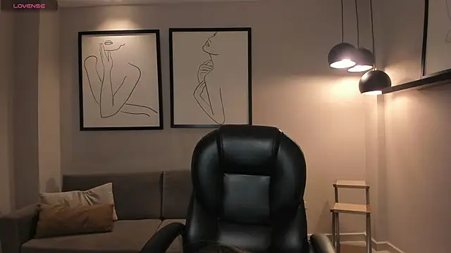 Snapshot of MaiaCollins chatting on 10.24.25 MaiaCollins online show from 10.24.25