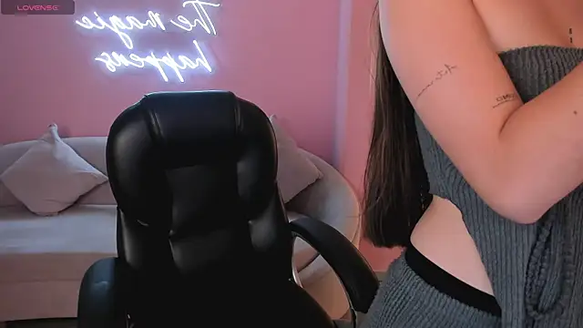 Snapshot of MaiaCollins chatting on 11.02.25 MaiaCollins online show from 11.02.25