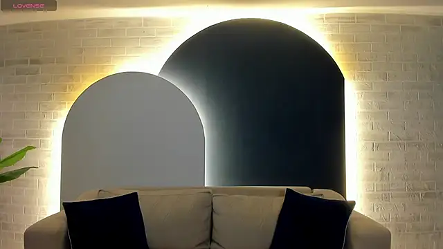 Snapshot of MaiaCollins chatting on 12.19.25 MaiaCollins online show from 12.19.25