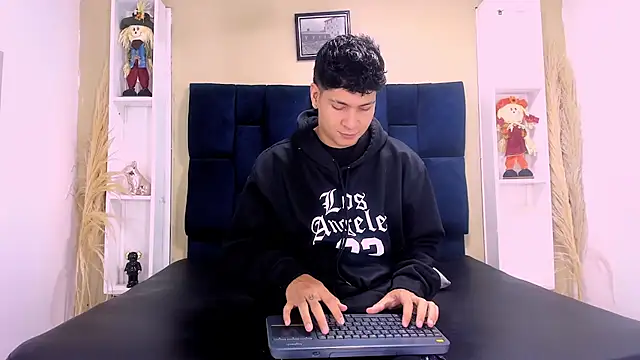 Jhojan twink online show from 10.10.25