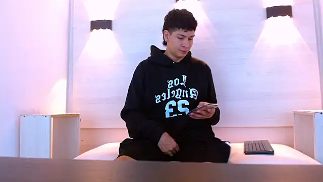 Snapshot of Jhojan_twink chatting on 12.16.25 Jhojan twink online show from 12.16.25