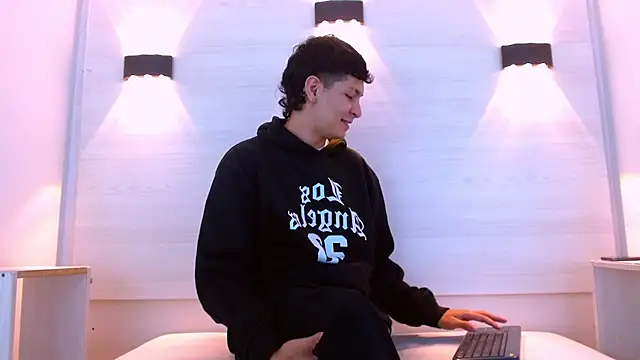 Snapshot of Jhojan_twink chatting on 12.17.25 Jhojan twink online show from 12.17.25