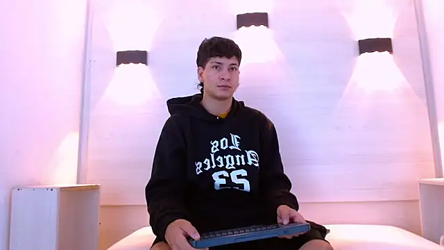 Snapshot of Jhojan_twink chatting on 12.19.25 Jhojan twink online show from 12.19.25