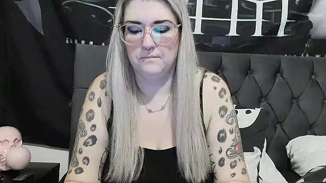 Snapshot of Sizzling_Indie36 chatting on 12.16.25 Sizzling Indie36 online show from 12.16.25