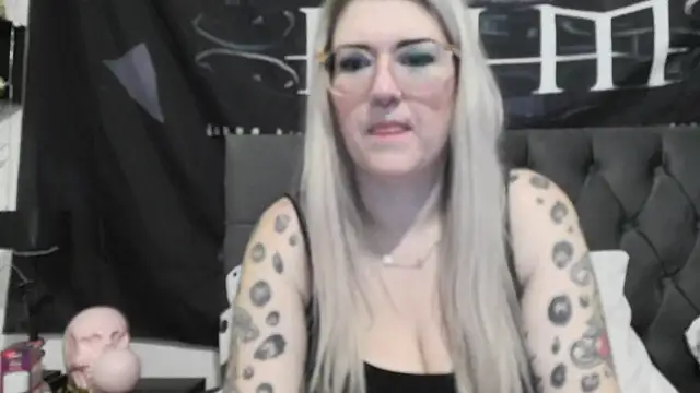 Snapshot of Sizzling_Indie36 chatting on 12.18.25 Sizzling Indie36 online show from 12.18.25