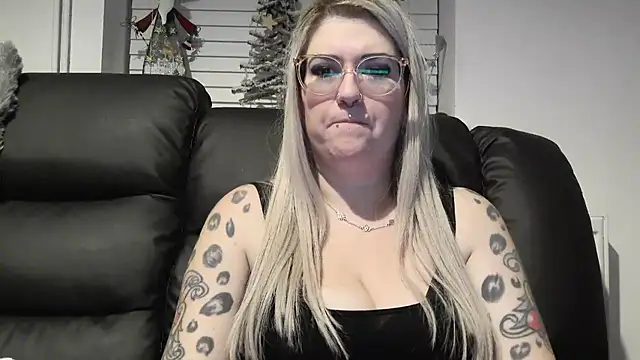 Snapshot of Sizzling_Indie36 chatting on 12.20.25 Sizzling Indie36 online show from 12.20.25