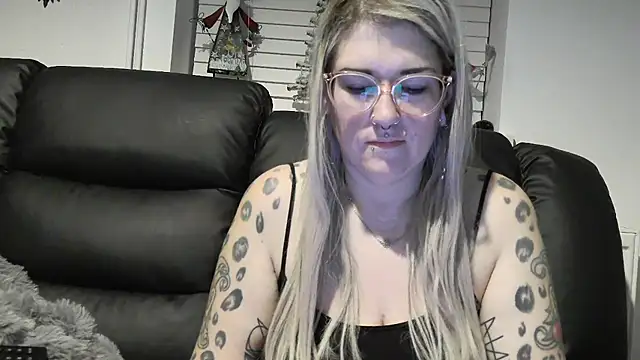 Snapshot of Sizzling_Indie36 chatting on 12.20.25 Sizzling Indie36 online show from 12.20.25