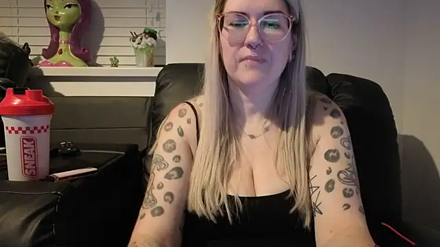 Snapshot of Sizzling_Indie36 chatting on 02.22.26 Sizzling Indie36 online show from 02.22.26