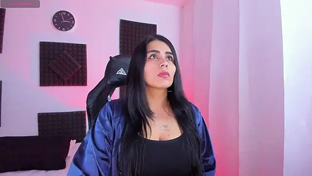 Snapshot of hannarusso chatting on 10.22.25 hannarusso online show from 10.22.25