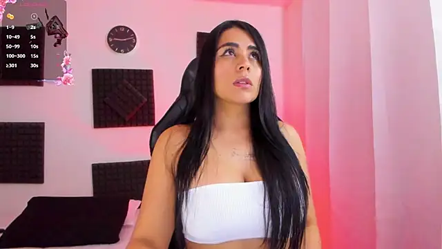 Snapshot of hannarusso chatting on 10.26.25 hannarusso online show from 10.26.25