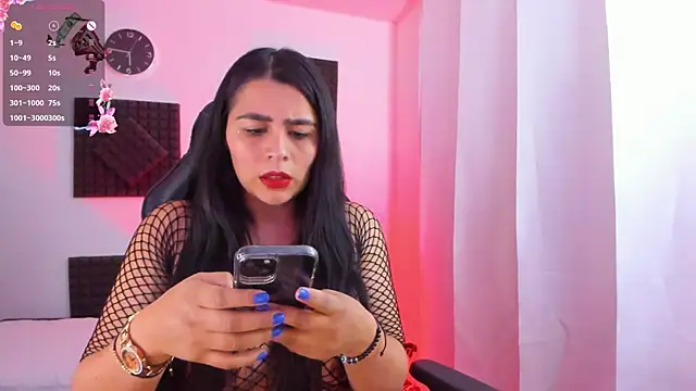 Snapshot of hannarusso chatting on 10.30.25 hannarusso online show from 10.30.25