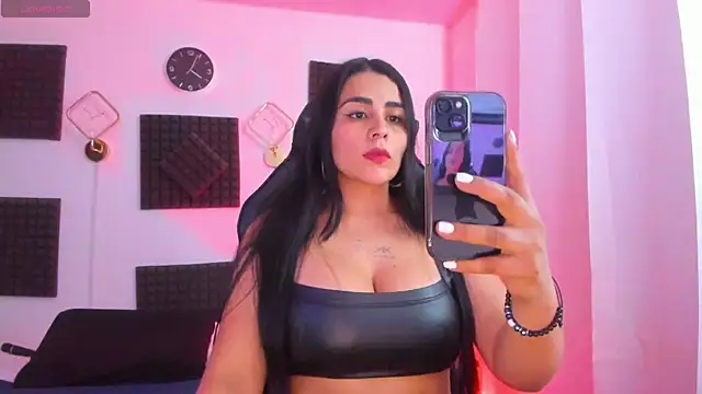 Snapshot of hannarusso chatting on 11.21.25 hannarusso online show from 11.21.25