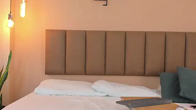 Snapshot of honeygray02 chatting on 10.31.25 honeygray02 online show from 10.31.25