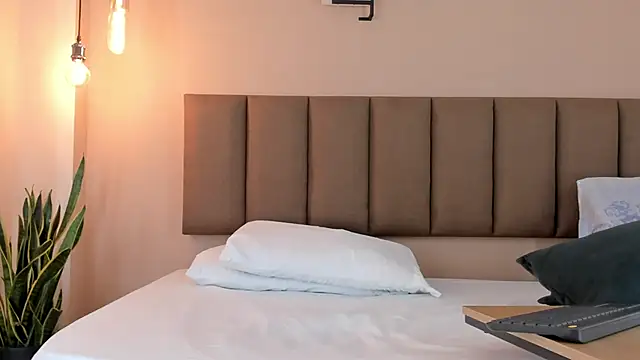 Snapshot of honeygray02 chatting on 11.27.25 honeygray02 online show from 11.27.25