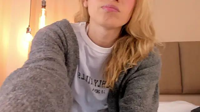 Snapshot of honeygray02 chatting on 12.04.25 honeygray02 online show from 12.04.25