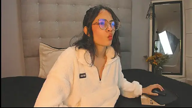 Snapshot of Moon__April chatting on 11.24.25 Moon April online show from 11.24.25