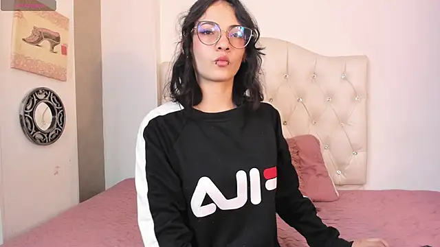 Snapshot of Moon__April chatting on 12.05.25 Moon April online show from 12.05.25