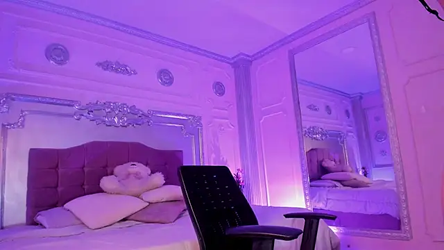 KatianPierce online show from 11.25.25