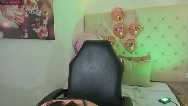 Snapshot of abby_roux chatting on 11.12.25 abby roux online show from 11.12.25