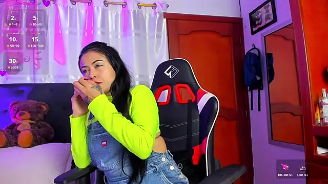 Snapshot of Riley_Black chatting on 10.29.25 Riley Black online show from 10.29.25