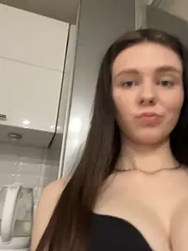 Snapshot of MilaBee chatting on 03.21.25 MilaBee online show from 03.21.25