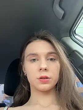 Snapshot of MilaBee chatting on 10.21.25 MilaBee online show from 10.21.25