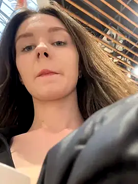 Snapshot of MilaBee chatting on 10.23.25 MilaBee online show from 10.23.25