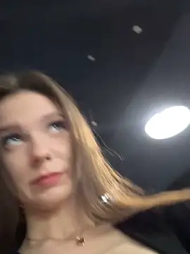 Snapshot of MilaBee chatting on 11.03.25 MilaBee online show from 11.03.25