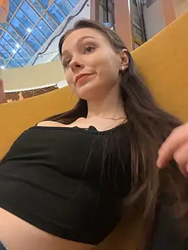 Snapshot of MilaBee chatting on 11.05.25 MilaBee online show from 11.05.25