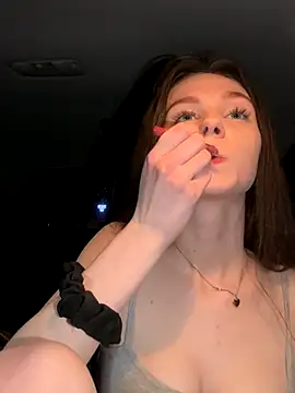 Snapshot of MilaBee chatting on 11.17.25 MilaBee online show from 11.17.25