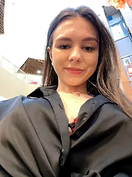 Snapshot of MilaBee chatting on 11.21.25 MilaBee online show from 11.21.25