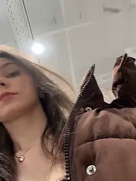 Snapshot of MilaBee chatting on 11.30.25 MilaBee online show from 11.30.25