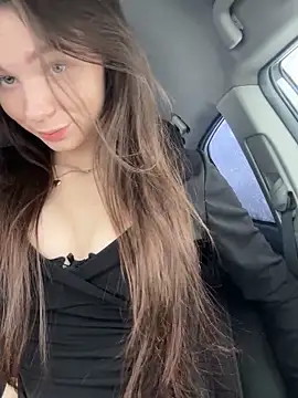 Snapshot of MilaBee chatting on 12.20.25 MilaBee online show from 12.20.25