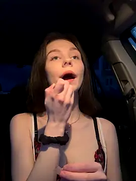 Snapshot of MilaBee chatting on 12.23.25 MilaBee online show from 12.23.25