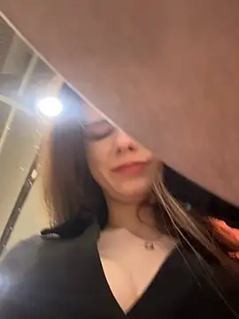 Snapshot of MilaBee chatting on 02.05.26 MilaBee online show from 02.05.26