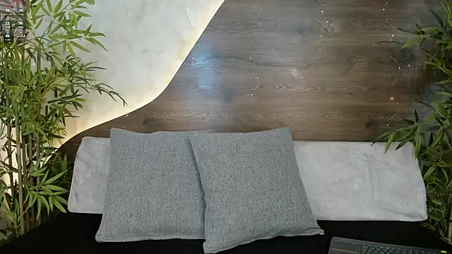 Snapshot of mia_lacy_ chatting on 12.01.25 mia lacy online show from 12.01.25