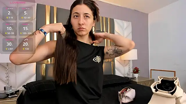 SaraJonness online show from 11.11.25