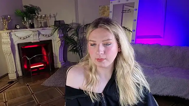 Snapshot of Jes_Solar chatting on 10.24.25 Jes Solar online show from 10.24.25