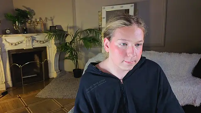 Snapshot of Jes_Solar chatting on 10.27.25 Jes Solar online show from 10.27.25