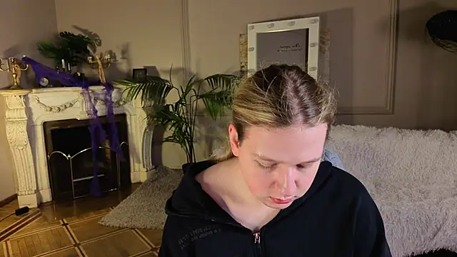 Snapshot of Jes_Solar chatting on 10.28.25 Jes Solar online show from 10.28.25