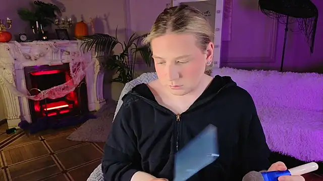 Snapshot of Jes_Solar chatting on 10.31.25 Jes Solar online show from 10.31.25