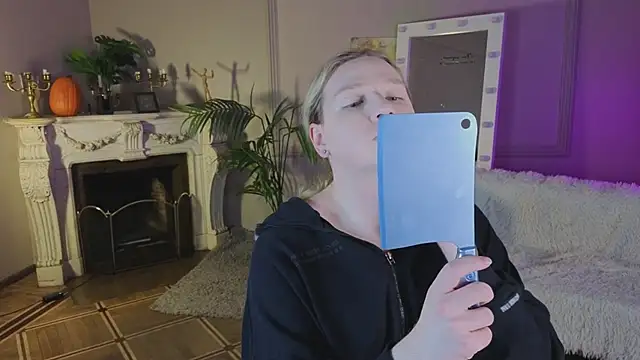 Snapshot of Jes_Solar chatting on 11.05.25 Jes Solar online show from 11.05.25