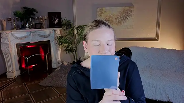 Snapshot of Jes_Solar chatting on 11.14.25 Jes Solar online show from 11.14.25