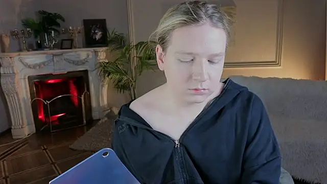 Snapshot of Jes_Solar chatting on 11.15.25 Jes Solar online show from 11.15.25