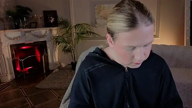 Snapshot of Jes_Solar chatting on 11.16.25 Jes Solar online show from 11.16.25