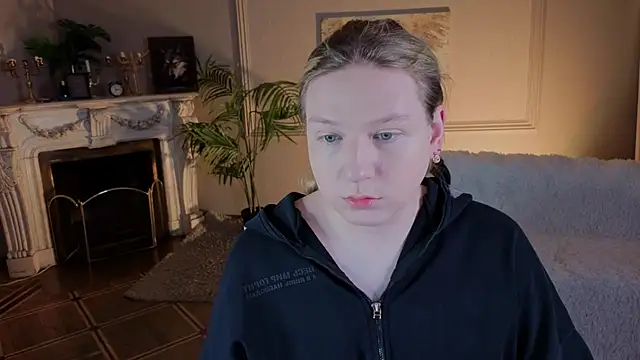 Snapshot of Jes_Solar chatting on 11.19.25 Jes Solar online show from 11.19.25