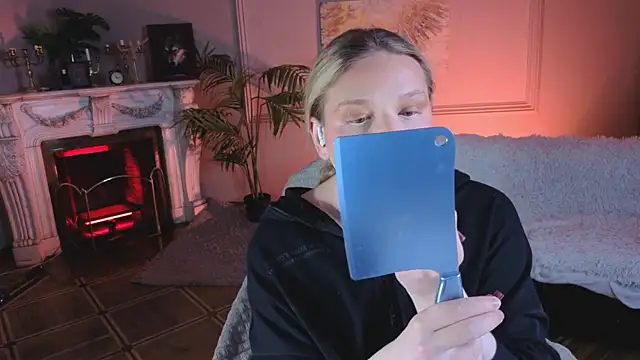 Snapshot of Jes_Solar chatting on 11.21.25 Jes Solar online show from 11.21.25