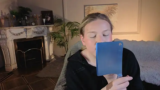 Snapshot of Jes_Solar chatting on 11.22.25 Jes Solar online show from 11.22.25