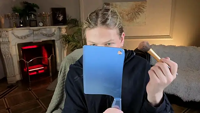 Snapshot of Jes_Solar chatting on 11.27.25 Jes Solar online show from 11.27.25