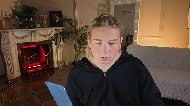 Snapshot of Jes_Solar chatting on 11.29.25 Jes Solar online show from 11.29.25